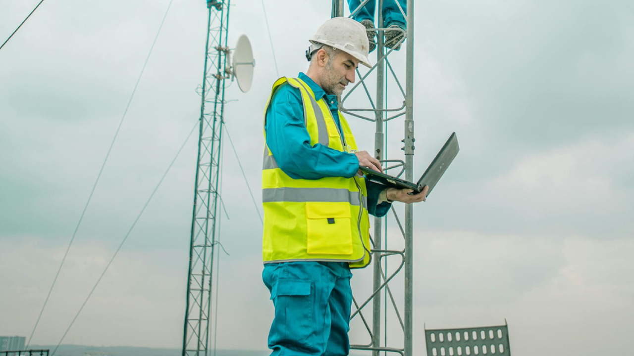 Installation of specialised external access systems for high-altitude operations